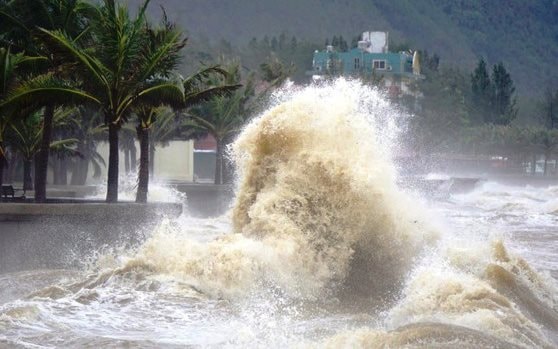 Dự báo ngày 17-18/10: Áp thấp nhiệt đới có khả năng mạnh lên thành bão đi vào Biển Đông - Ảnh 1.