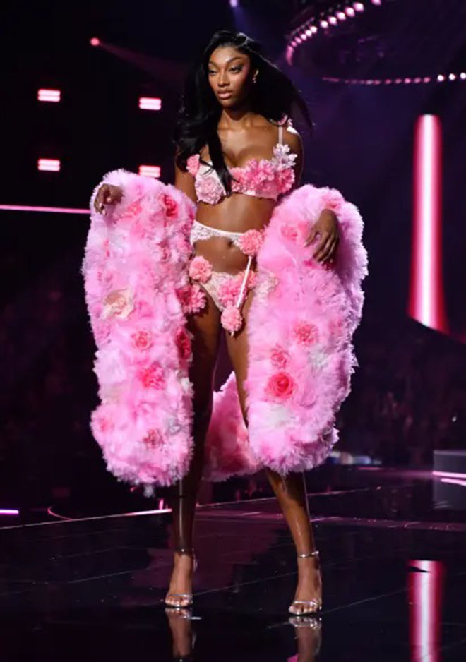 Angel Reese: Vận động viên chuyên nghiệp đầu tiên trình diễn show của Victoria's Secret - Ảnh 2.