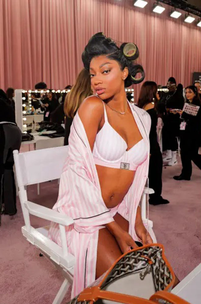 Angel Reese: Vận động viên chuyên nghiệp đầu tiên trình diễn show của Victoria's Secret - Ảnh 5.