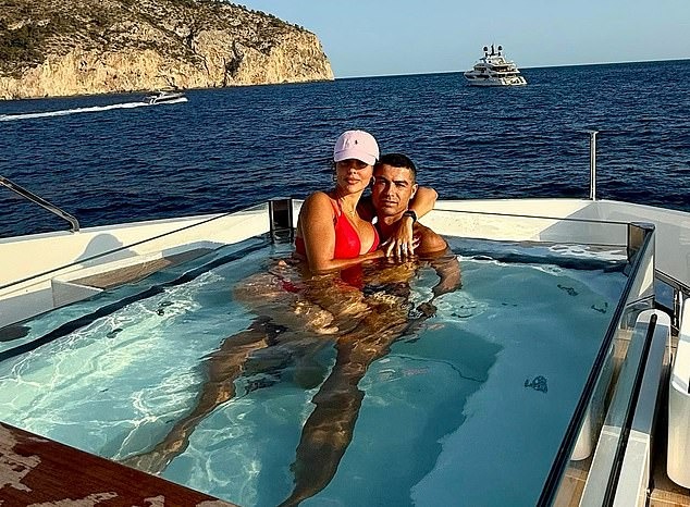 Ronaldo Bỏ Xa Messi, Bellingham Lần Đầu Góp Mặt Top 10 Cầu Thủ Hưởng Lương Cao Nhất Thế Giới 2025 - Ảnh 1. Ronaldo Bỏ Xa Messi, Bellingham Lần Đầu Góp Mặt Top 10 Cầu Thủ Hưởng Lương Cao Nhất Thế Giới 2025 - Ảnh 1.