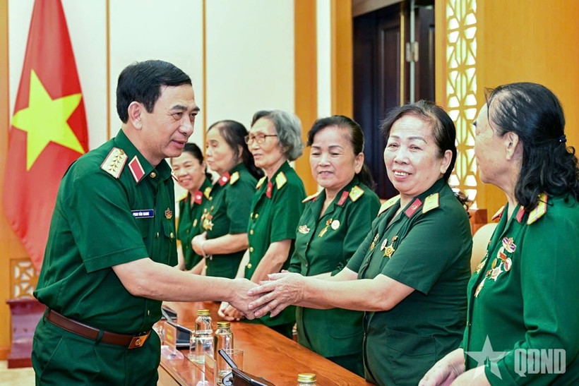 Đại tướng Phan Văn Giang gặp mặt Ban Liên lạc Đại đội Nữ lái xe Trường Sơn - Ảnh 2.