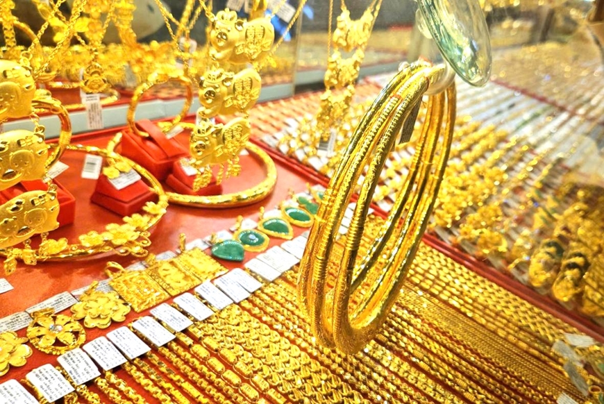 Giá vàng giảm 2 triệu đồng/lượng - Ảnh 1.