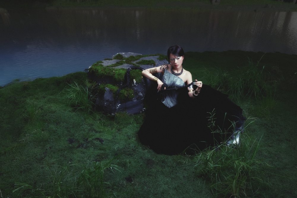 Phùng Khánh Linh và hình tượng thiên nga đen trong album “Giữa một vạn người” - Ảnh 1.