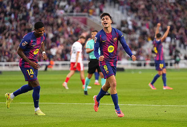 Ronald Araujo trở thành người hùng khi ghi bàn ở phút bù thứ ba giúp Barca thắng Girona 2-1 ở vòng 9 La Liga, qua đó tạm vượt Real Madrid để chiếm ngôi đầu với 22 điểm.