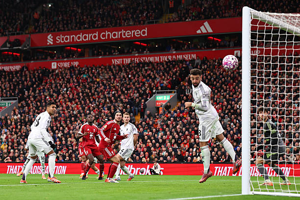 Cody Gakpo dứt điểm dội cột khung thành MU đầu hiệp 2 trận đấu tại sân Anfield