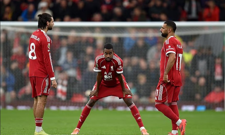 Arne Slot chỉ trích lối chơi 'đổ bê tông' của MU sau thất bại thứ tư liên tiếp của Liverpool - Ảnh 3.