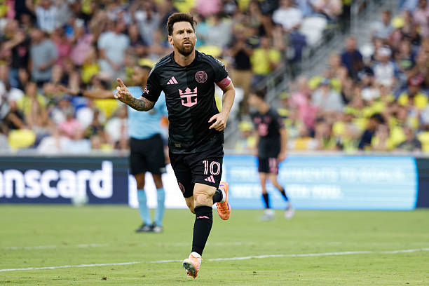 Lionel Messi tiếp tục thể hiện phong độ siêu hạng khi ghi hat-trick và kiến tạo, giúp Inter Miami thắng đậm Nashville 5-2 ở vòng 34 MLS