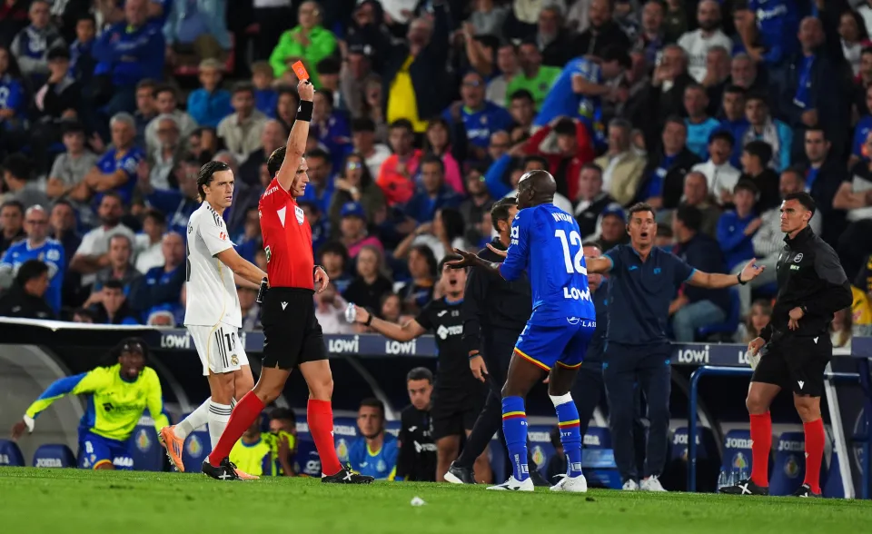 Mbappe ghi bàn trận thứ 11 liên tiếp, Real thắng trong trận đấu có 2 thẻ đỏ để đòi ngôi đầu bảng từ tay Barca - Ảnh 1.