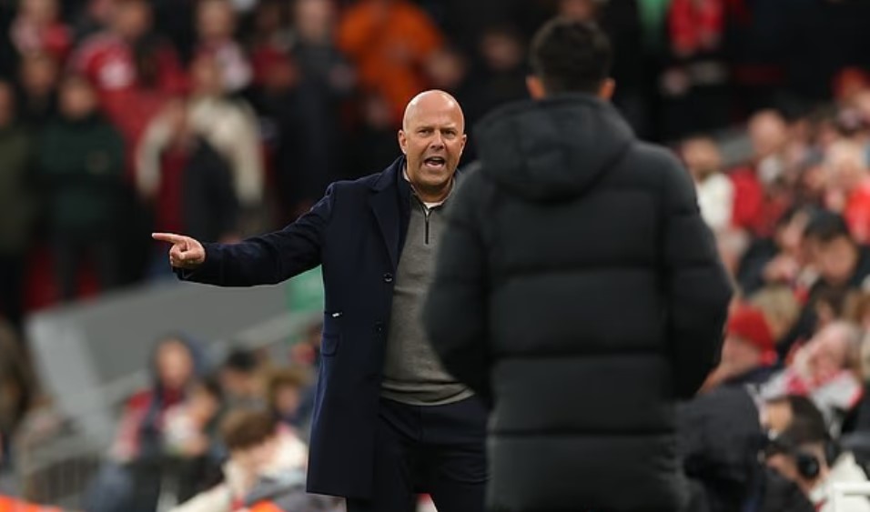 Arne Slot chỉ trích lối chơi 'đổ bê tông' của MU sau thất bại thứ tư liên tiếp của Liverpool - Ảnh 1.