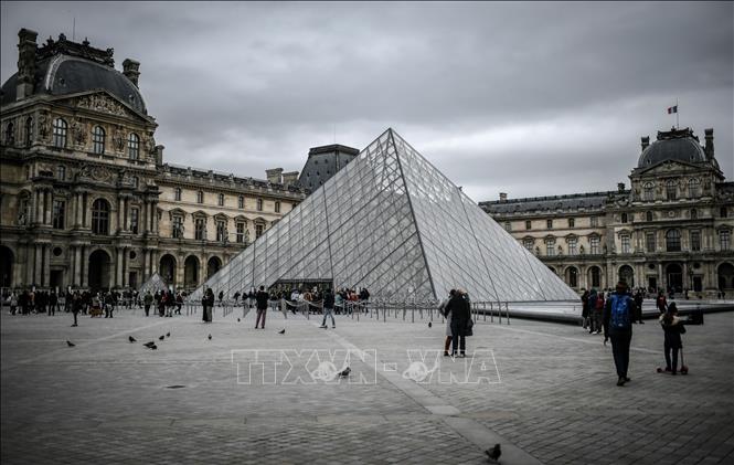 Bảo tàng nổi tiếng Louvre bị đột nhập, mất nhiều trang sức giá trị - Ảnh 1.
