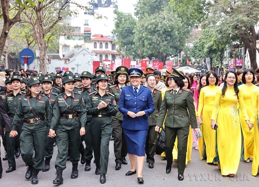 Phụ nữ Việt Nam phát huy truyền thống vẻ vang trong kỷ nguyên mới - Ảnh 10.