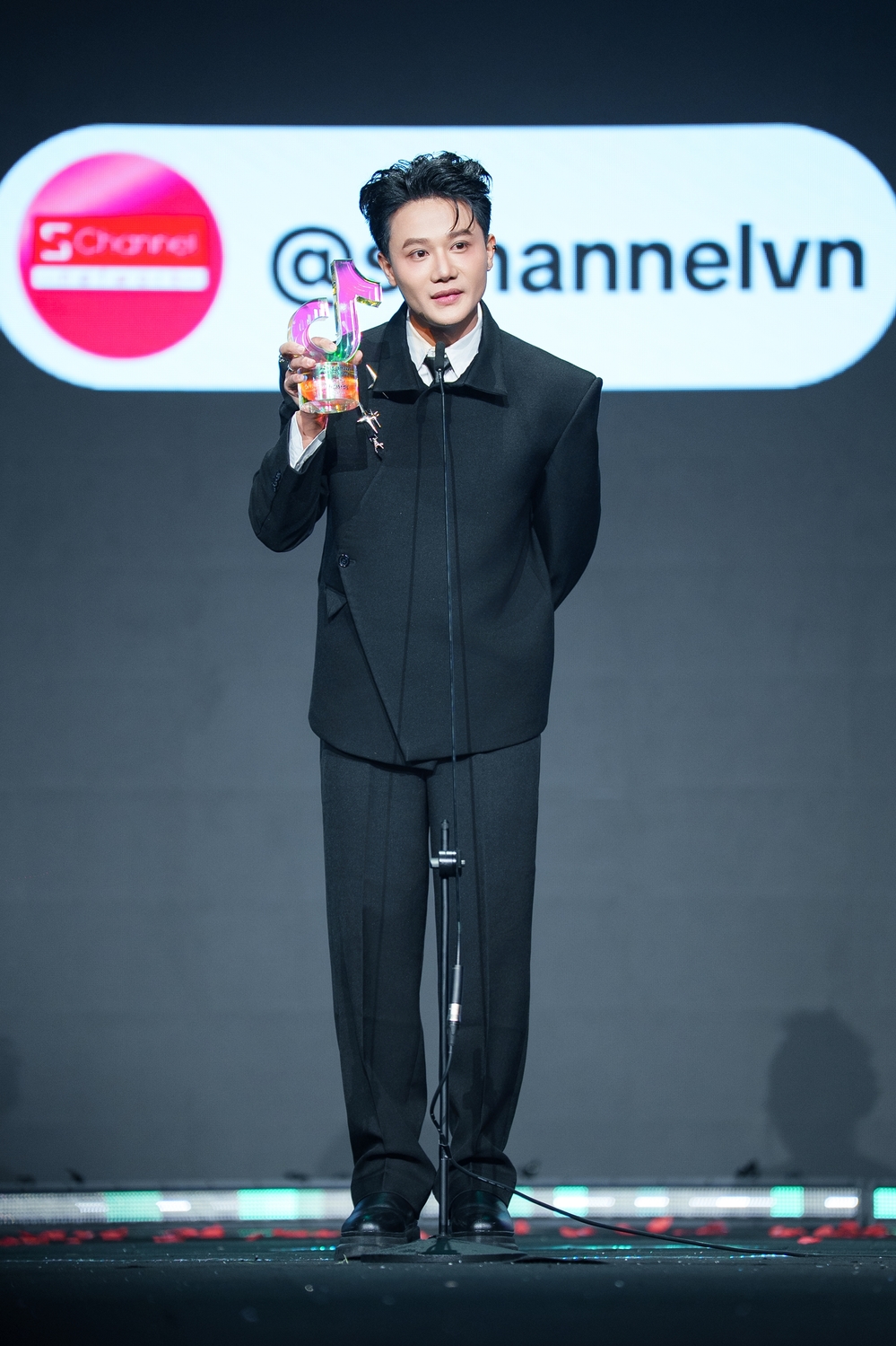Vĩnh Thích Ăn Ngon nhận giải “Changemaker of the Year” tại TikTok Awards Việt Nam 2025 - Ảnh 1.