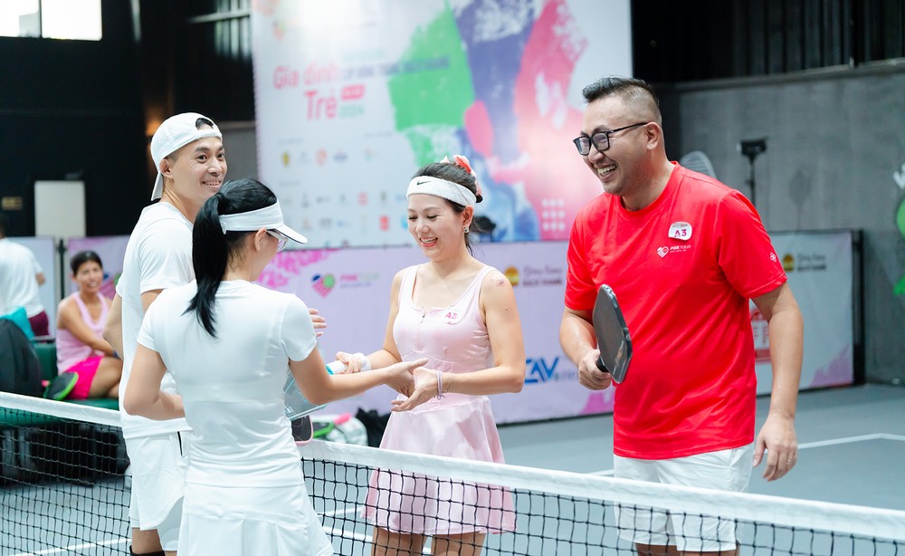 Nhiều bà vợ ép chồng chỉ được chơi pickleball khi có vợ đi kèm - Ảnh 1.