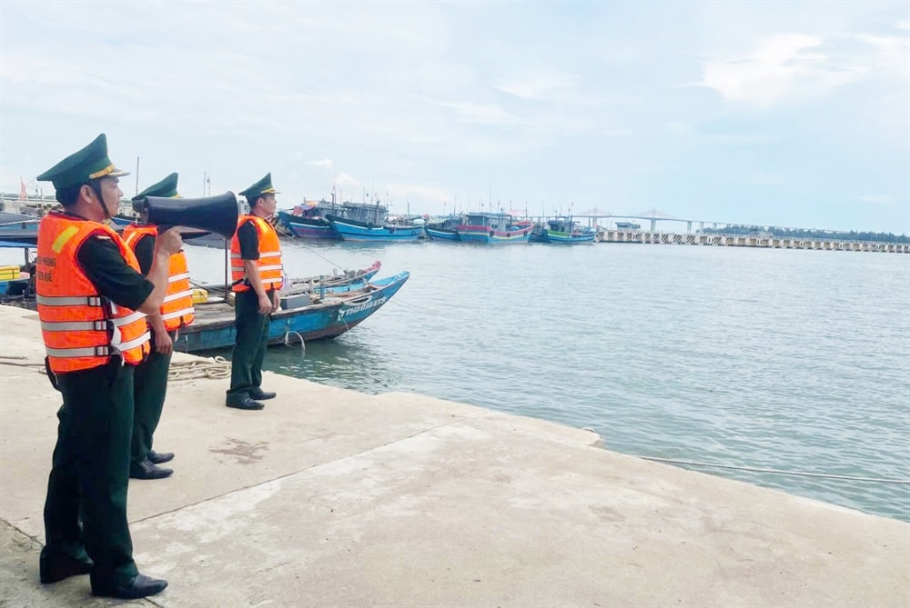 Bộ Xây dựng kích hoạt phương án phòng chống khẩn cấp bão số 12 - Ảnh 2.