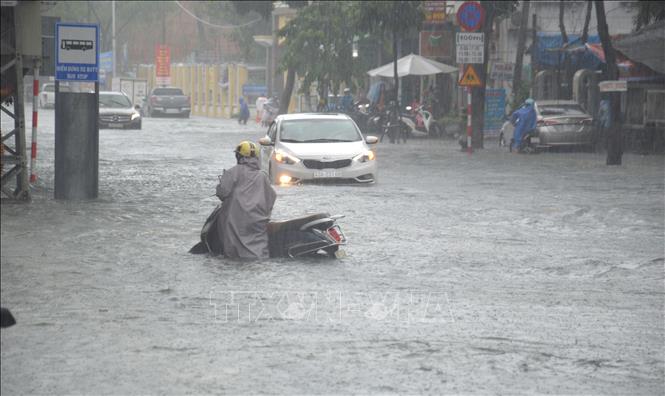 Bão số 12 cách thành phố Đà Nẵng khoảng 310 km - Ảnh 2.