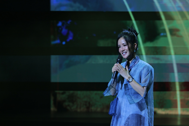Diva Hồng Nhung thể hiện ca khúc “Giọt nước mắt” trong đêm nhạc.