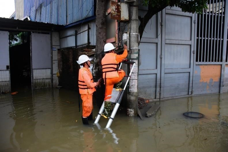 Hà Nội khôi phục điện, hỗ trợ người dân vùng ngập úng khi nước rút​ - Ảnh 2.