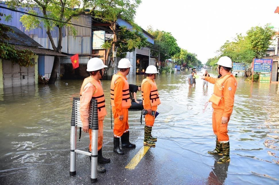 Hà Nội khôi phục điện, hỗ trợ người dân vùng ngập úng khi nước rút​ - Ảnh 1.