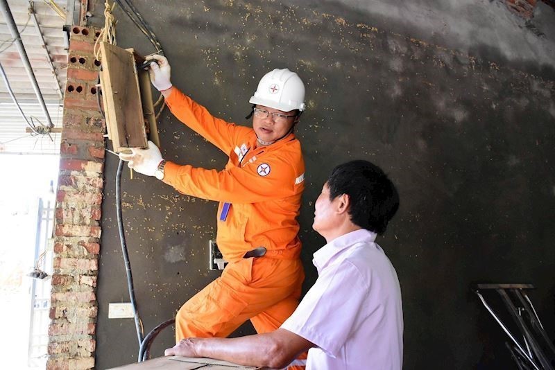 Hà Nội khôi phục điện, hỗ trợ người dân vùng ngập úng khi nước rút​ - Ảnh 4.