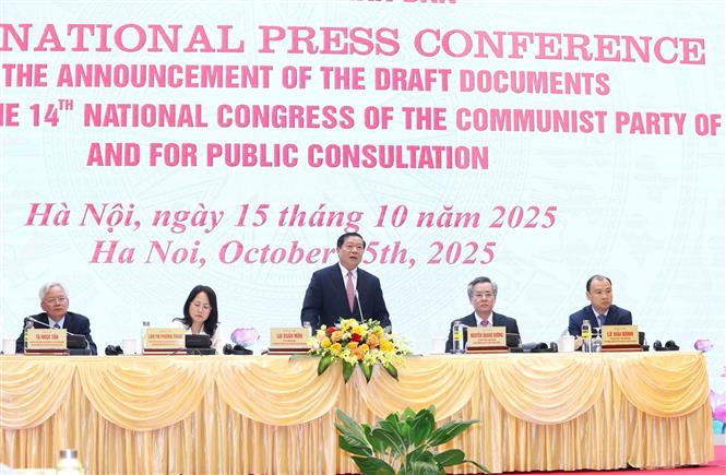 Các đồng chí điều hành buổi họp báo. Ảnh: Phương Hoa - TTXVN