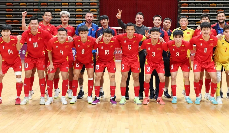 Tin nóng thể thao tối 23/10: Trung vệ Việt kiều gây bão ở V.League tiến hành thủ tục nhập tịch - Ảnh 2.