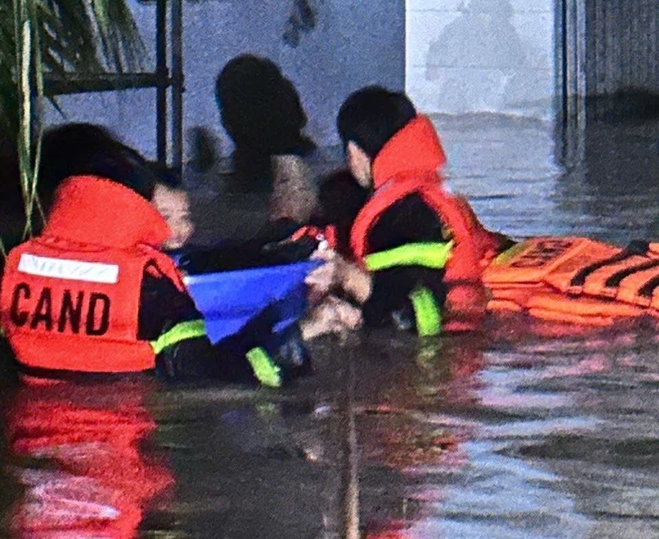 Thành phố Hồ Chí Minh: Giải cứu 165 người mắc kẹt do mưa lớn tại phường Bến Cát - Ảnh 5.