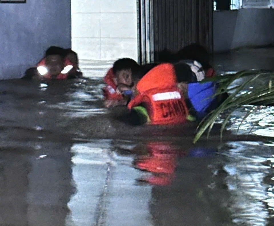 Thành phố Hồ Chí Minh: Giải cứu 165 người mắc kẹt do mưa lớn tại phường Bến Cát - Ảnh 4.