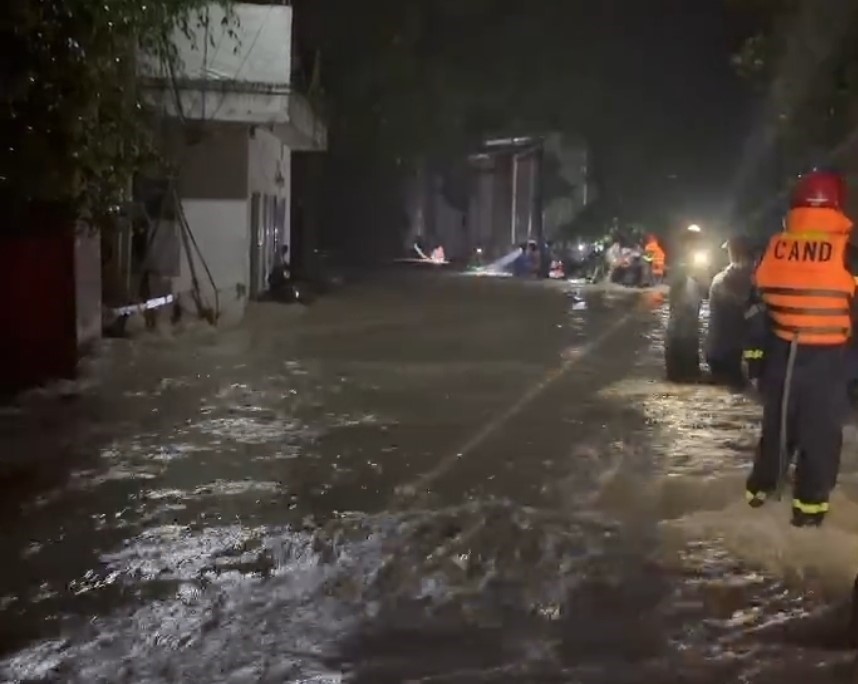 Thành phố Hồ Chí Minh: Giải cứu 165 người mắc kẹt do mưa lớn tại phường Bến Cát - Ảnh 1.