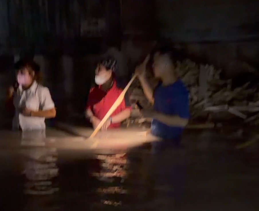 Thành phố Hồ Chí Minh: Giải cứu 165 người mắc kẹt do mưa lớn tại phường Bến Cát - Ảnh 3.