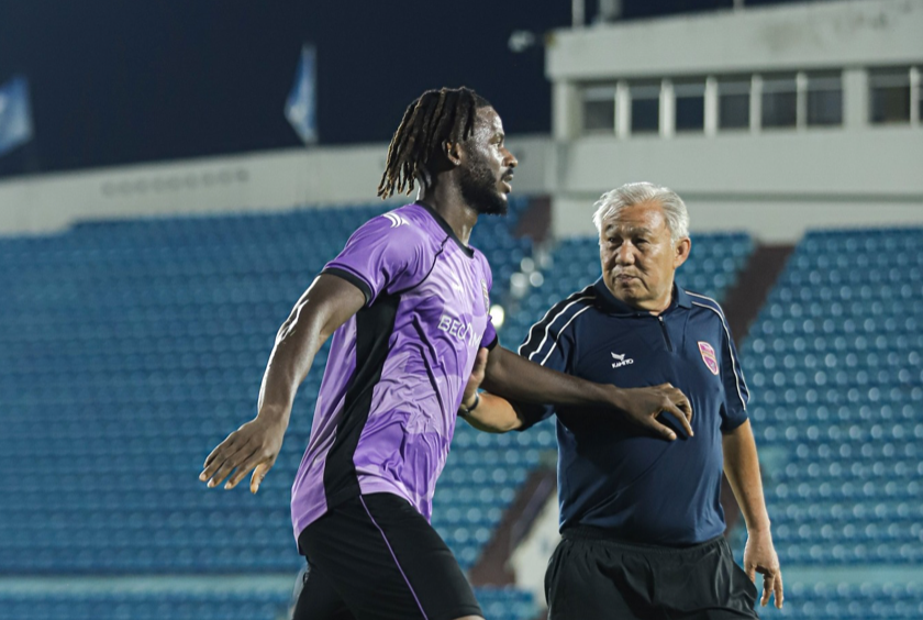 Cựu vương V-League lo sốt vó khi nhạc trưởng chấn thương - Ảnh 3. Cựu vương V-League lo sốt vó khi nhạc trưởng chấn thương - Ảnh 3.