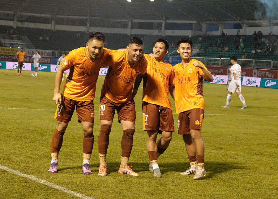 Vòng 8 LPBank V-League 2025/26: Ninh Bình phá sâu kỷ lục châu Á, HLV Popov vô duyên trước HAGL  - Ảnh 1.