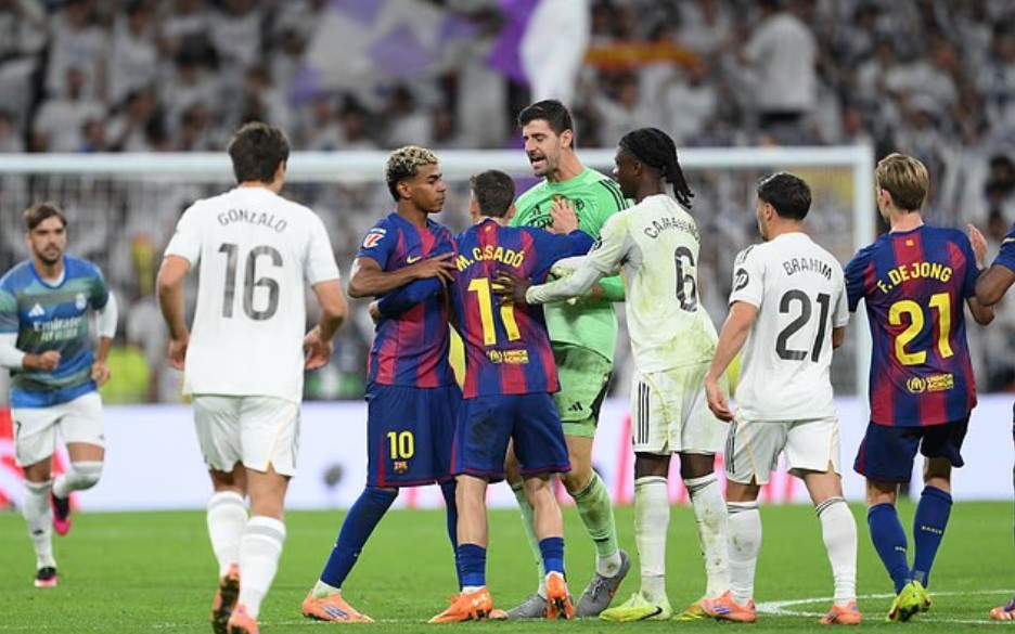 El Clasico hỗn loạn: Yamal châm ngòi ẩu đả, Bellingham đáp trả khi Real Madrid thắng 2-1 Barcelona - Ảnh 1. El Clasico hỗn loạn: Yamal châm ngòi ẩu đả, Bellingham đáp trả khi Real Madrid thắng 2-1 Barcelona - Ảnh 1.