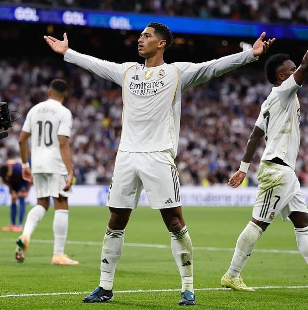 El Clasico hỗn loạn: Yamal châm ngòi ẩu đả, Bellingham đáp trả khi Real Madrid thắng 2-1 Barcelona - Ảnh 5. El Clasico hỗn loạn: Yamal châm ngòi ẩu đả, Bellingham đáp trả khi Real Madrid thắng 2-1 Barcelona - Ảnh 5.