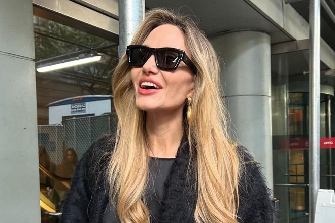 Bí quyết trẻ trung tuổi 50 của Angelina Jolie - Ảnh 5. Bí quyết trẻ trung tuổi 50 của Angelina Jolie - Ảnh 5.