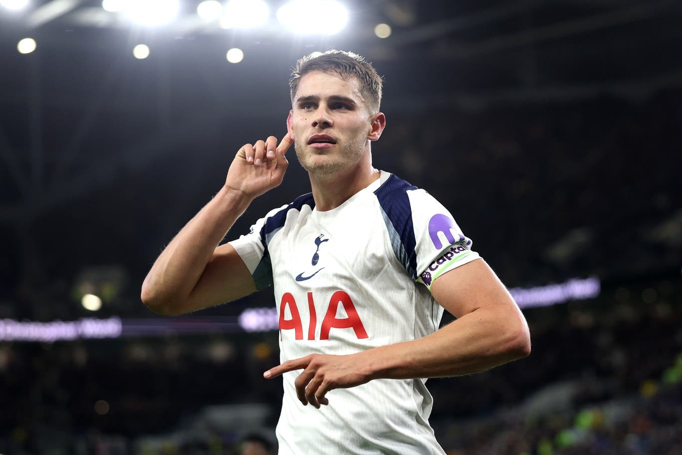 Van de Ven l&agrave; hiện th&acirc;n của Tottenham mới