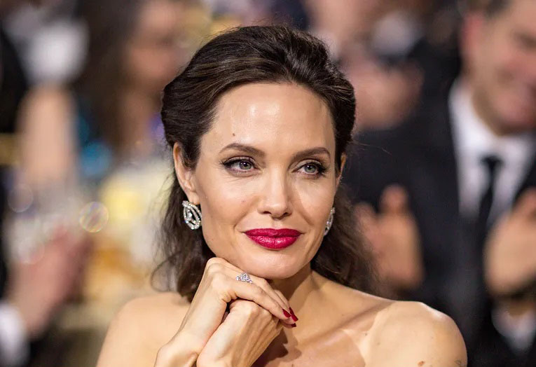Bí quyết trẻ trung tuổi 50 của Angelina Jolie - Ảnh 3. Bí quyết trẻ trung tuổi 50 của Angelina Jolie - Ảnh 3.