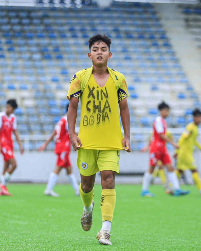 Cầu thủ U14 đón niềm hạnh phúc giản dị sau thông điệp 'Xin cha bỏ bia' - Ảnh 1. Cầu thủ U14 đón niềm hạnh phúc giản dị sau thông điệp 'Xin cha bỏ bia' - Ảnh 1.