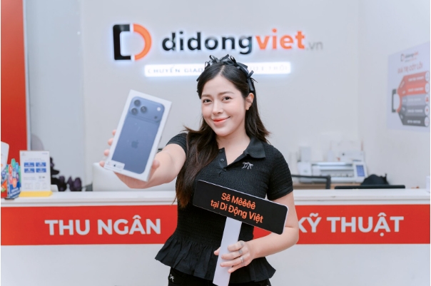 Dàn TikToker hào hứng “đập hộp” iPhone 17 Pro Max tại Di Động Việt - Ảnh 2. Dàn TikToker hào hứng “đập hộp” iPhone 17 Pro Max tại Di Động Việt - Ảnh 2.
