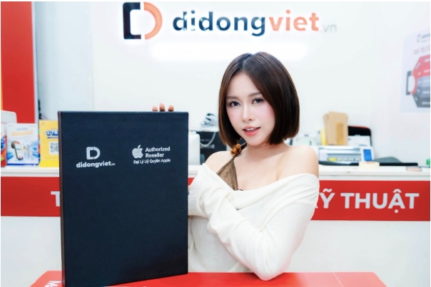 Dàn TikToker hào hứng “đập hộp” iPhone 17 Pro Max tại Di Động Việt - Ảnh 3. Dàn TikToker hào hứng “đập hộp” iPhone 17 Pro Max tại Di Động Việt - Ảnh 3.