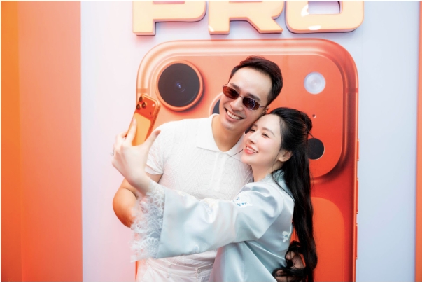 Dàn TikToker hào hứng “đập hộp” iPhone 17 Pro Max tại Di Động Việt - Ảnh 4. Dàn TikToker hào hứng “đập hộp” iPhone 17 Pro Max tại Di Động Việt - Ảnh 4.