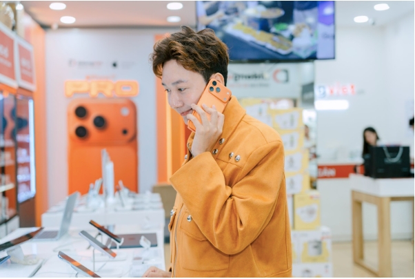 Dàn TikToker hào hứng “đập hộp” iPhone 17 Pro Max tại Di Động Việt - Ảnh 5. Dàn TikToker hào hứng “đập hộp” iPhone 17 Pro Max tại Di Động Việt - Ảnh 5.