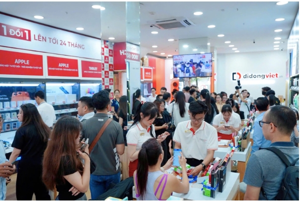 Dàn TikToker hào hứng “đập hộp” iPhone 17 Pro Max tại Di Động Việt - Ảnh 7. Dàn TikToker hào hứng “đập hộp” iPhone 17 Pro Max tại Di Động Việt - Ảnh 7.