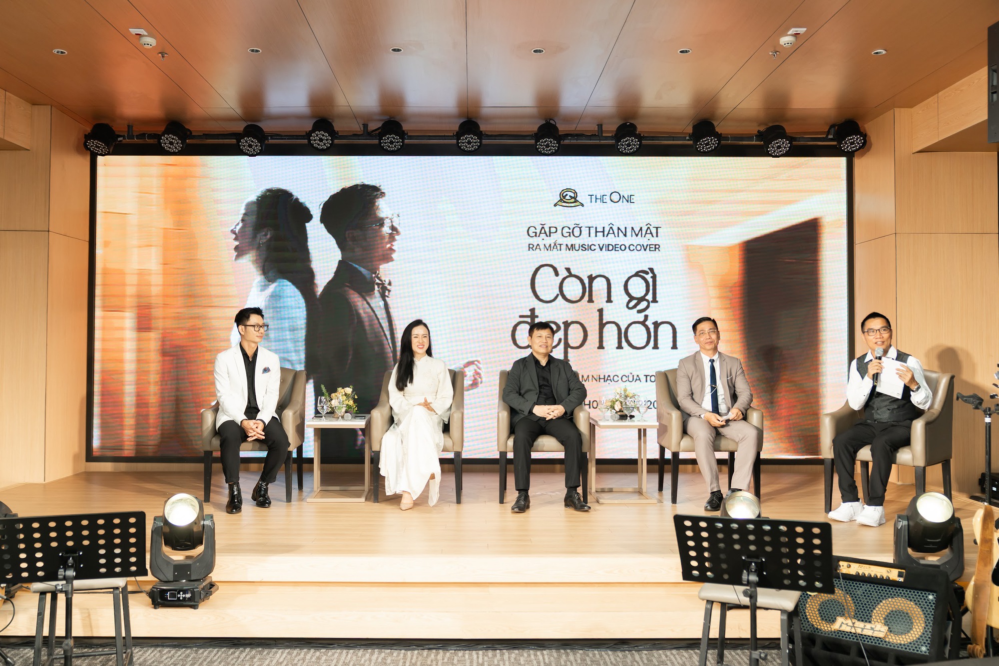 MV cover “Còn gì đẹp hơn” – khi “Bèo dạt mây trôi” cất lời tri ân Tổ quốc - Ảnh 1. MV cover “Còn gì đẹp hơn” – khi “Bèo dạt mây trôi” cất lời tri ân Tổ quốc - Ảnh 1.