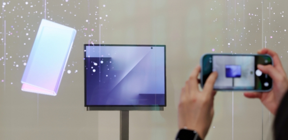 Điện thoại gập ba của Samsung lộ diện tại APEC 2025 - Ảnh 1. Điện thoại gập ba của Samsung lộ diện tại APEC 2025 - Ảnh 1.