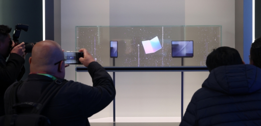 Điện thoại gập ba của Samsung lộ diện tại APEC 2025 - Ảnh 2. Điện thoại gập ba của Samsung lộ diện tại APEC 2025 - Ảnh 2.