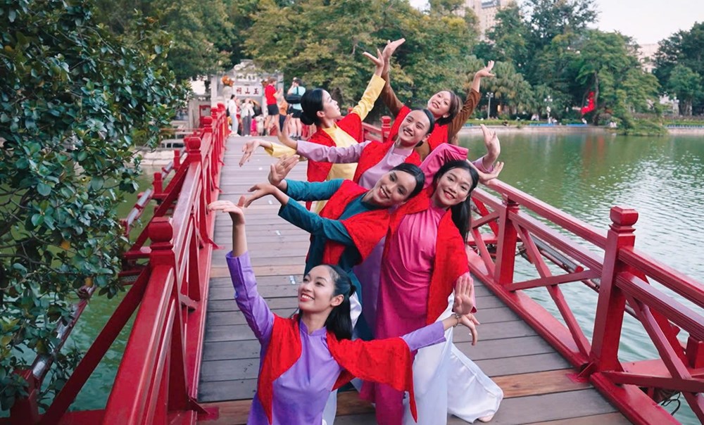 Góc nhìn 365: Gắn kết bằng nhịp múa Việt Nam - Ảnh 1.