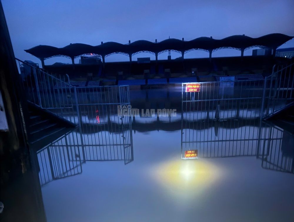 Sân vận động Tự do chìm trong biển nước sau trận mưa lũ lịch sử - Ảnh 2. Sân Tự do