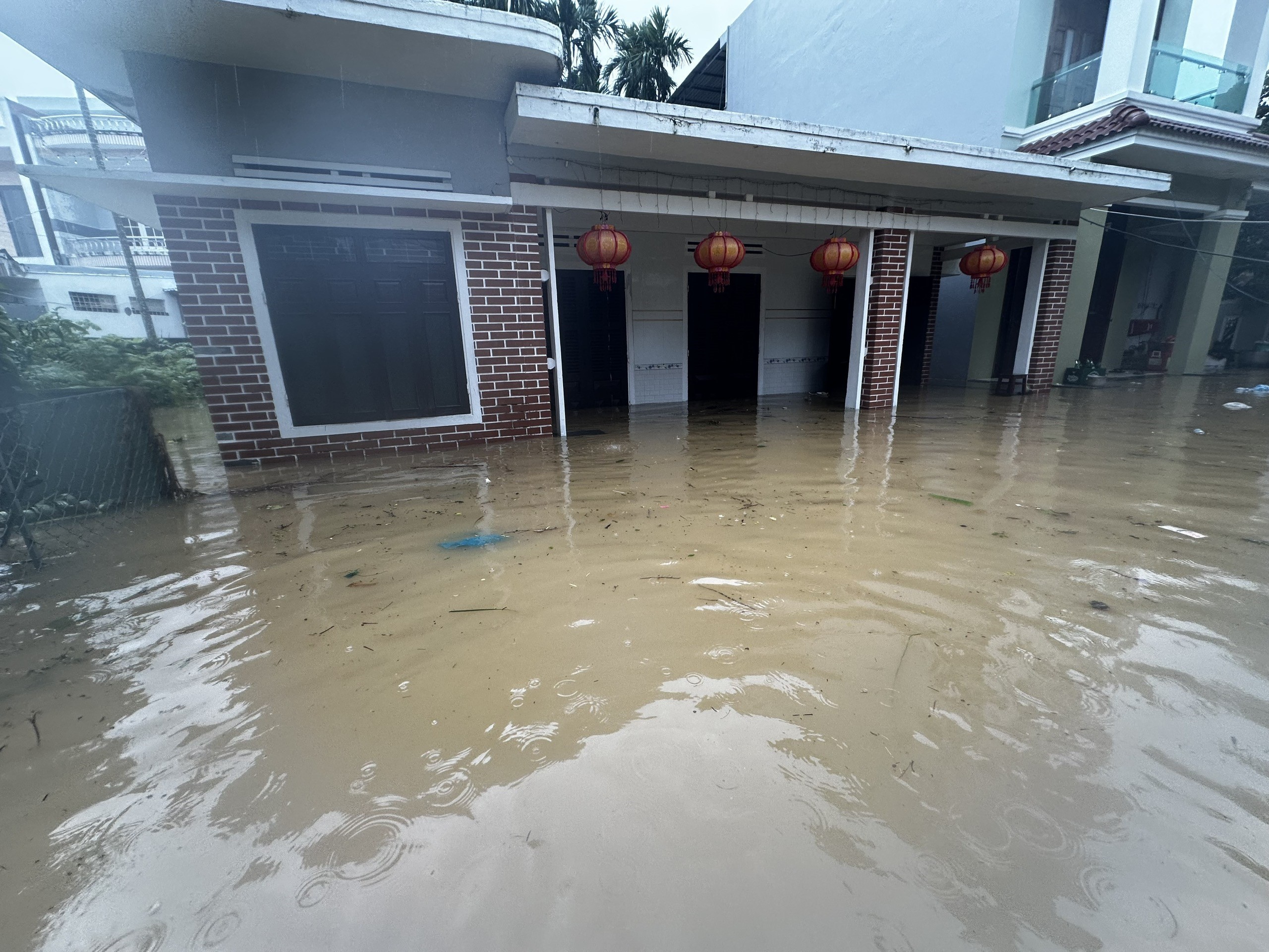 Đà Nẵng khẩn trương hỗ trợ dân ứng phó mưa lũ - Ảnh 1. Đà Nẵng khẩn trương hỗ trợ dân ứng phó mưa lũ - Ảnh 1.