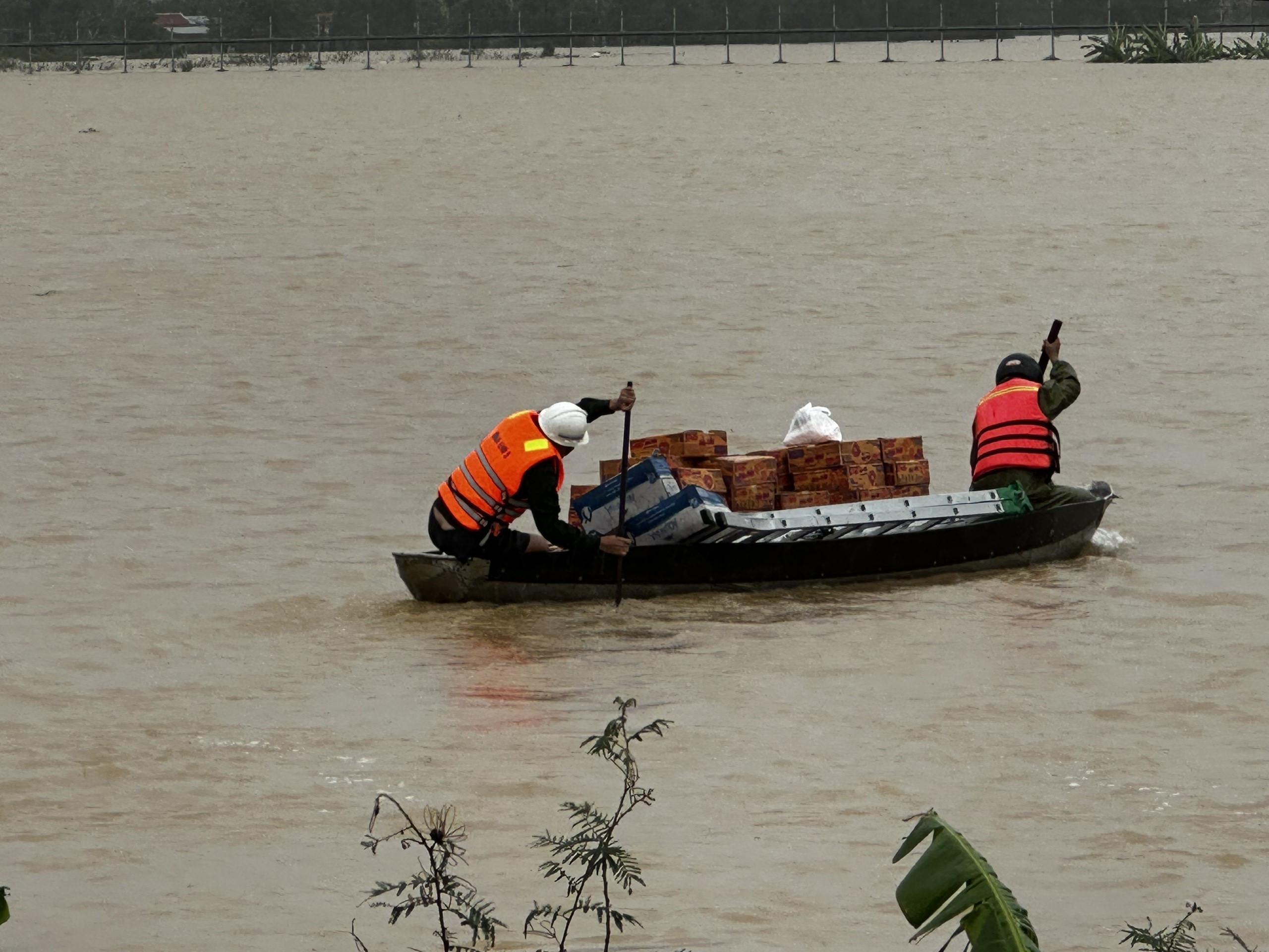 Đà Nẵng khẩn trương hỗ trợ dân ứng phó mưa lũ - Ảnh 2. Đà Nẵng khẩn trương hỗ trợ dân ứng phó mưa lũ - Ảnh 2.