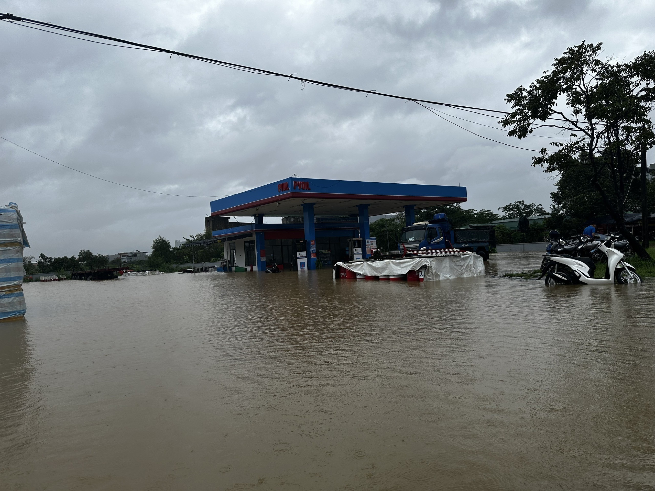 Đà Nẵng khẩn trương hỗ trợ dân ứng phó mưa lũ - Ảnh 4. Đà Nẵng khẩn trương hỗ trợ dân ứng phó mưa lũ - Ảnh 4.